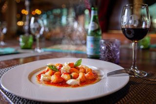 Gnocchi con tomate, mozzarella y albahaca