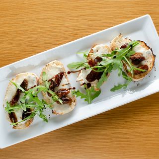 Брускети с горгондзола и смокини