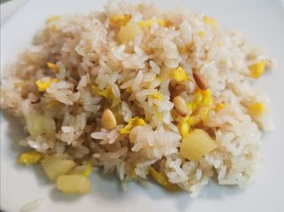 94a Riso saltato con ananas e pinoli