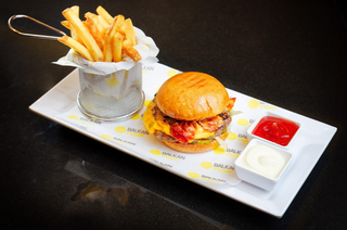 Balkan burger sa pomfritom kečapom i majonezom