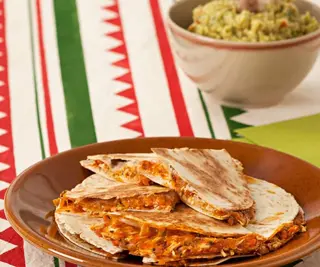 Quesadillla De Pollo Deshilachado Con Queso (1 ud.)
