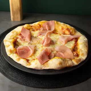 Pizza De Jamón Y Queso
