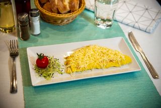 Omletă cu șuncă și cașcaval