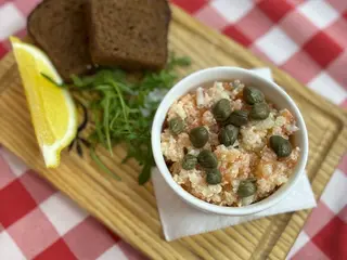 Тартар із лосося з грінками (160g)