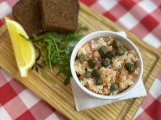 Тартар із лосося з грінками (160g)
