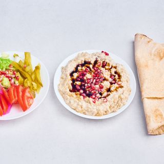 Mutabal 350 gram w zestawie z pitą i warzywami