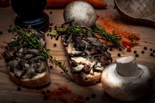 Bruschette cu mix de ciuperci