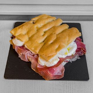 Schiacciata crudo e mozzarella