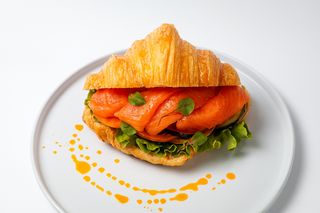 Круассан с семгой