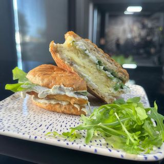 Spanish tortilla bun/mollete de tortilla española