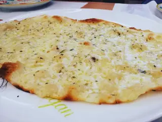 Focaccia De Alho Espinafre e Burrata