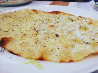 Focaccia De Alho Espinafre e Burrata