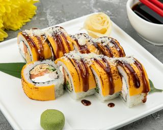 Сирний рол з лососем і креветкою 