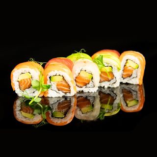 Uramaki rainbow roll 