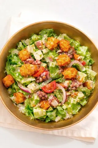 Ensalada de brotes tiernos, pulpo, langostinos y  vinagreta