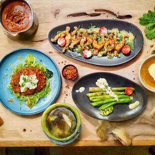 Жабешки бутчета с микс салатки и медено-горчичен дресинг 200 гр.