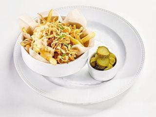 Картопля фрі з беконом, цибулевими кільцями та сирним соусом (300g)