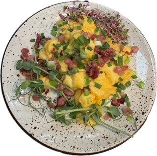 Jajecznica z 4 jaj na boczku