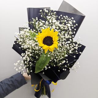 მამაკაცის თაიგული მზესუმზირით 2051