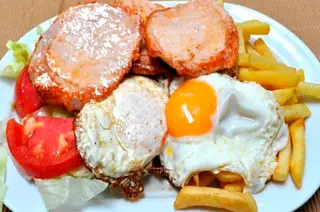 Lomo a la Plancha, Patatas, Huevos y Ensalada