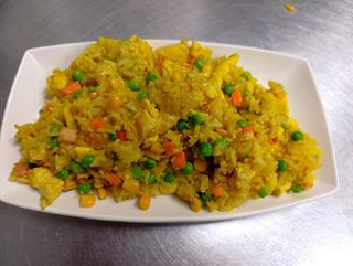 Arroz tres delicias con pollo y curry