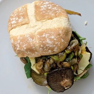 37. Hamburguesa con revuelto de setas y pimiento rojo