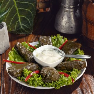 ტოლმა ვაზის ფოთოლში