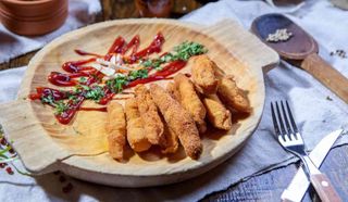 BASTONASE DE PUI CU CARTOFI PAI SI SOS DULCE PICANT