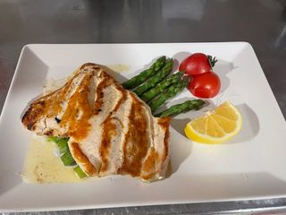 Пилешко филе на плоча с запечени аспержи в маслен сос