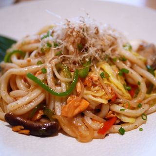 Spaghetti udon alla piastra con verdure