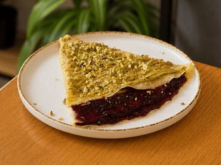 Млинець зі смородиною та фісташковим кремом