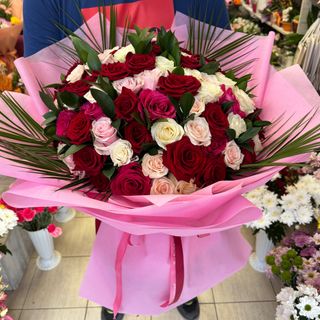 Букет с 77 бр. Разноцветни рози #224