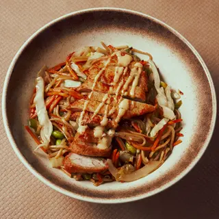 Yakisobas de Curry y Pollo Reboza estilo Japones