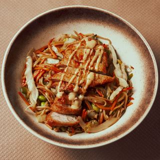 Yakisobas de Curry y Pollo Reboza estilo Japones