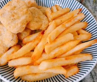 Patatas con pollo rebozado