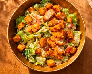 Ensalada cesar de pollo Karaage con bacon y grana padano