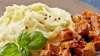 Пилешко филе с чедър сос и гарнитура(300г)