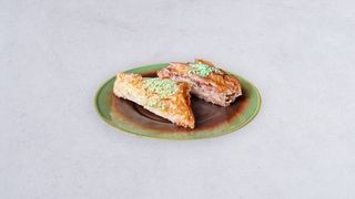 Baklawa orzechowa i baklawa czekoladowa