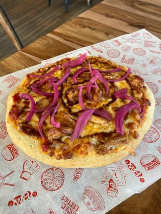 Pizza De Pollo Con BBQ