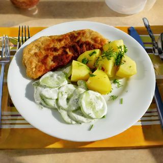 Kotlety Mielone Z Ziemniakami I Sałatką