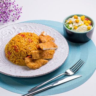 Рис басматі з овочами та курячою відбивною та салат Цезар (380г)