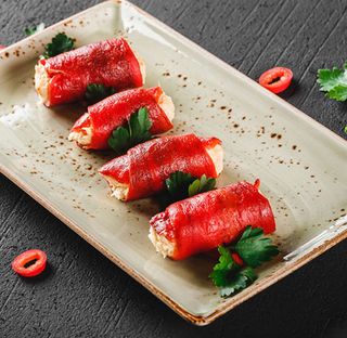 Mini rulade din ardei cu branza Philadelphia