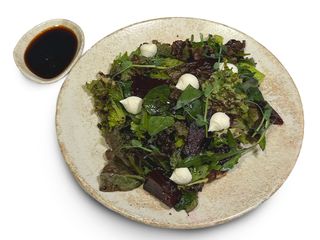 Салат со свеклой, сыром креметте и киноа (270г)