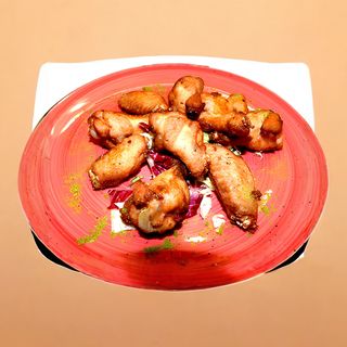 Aripioare de pui la ceaun cu cartofi prajiti