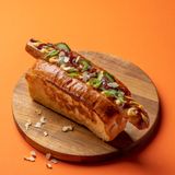 Хот-дог з копченою сосискою і перцем конфі