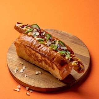 Хот-дог з копченою сосискою і перцем конфі