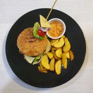 Burger de vita Black Angus cu cartofi wedges