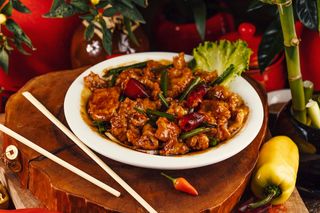 E15- შემწვარი ღორის ფილე მწვანე ხახვით და ცხარე სანელებლებით