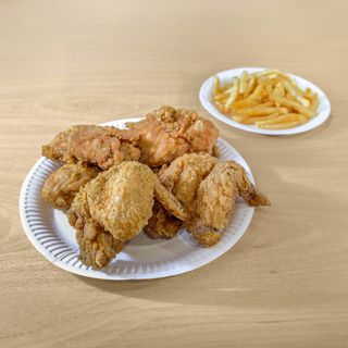 10 alitas picantes + patatas + refresco