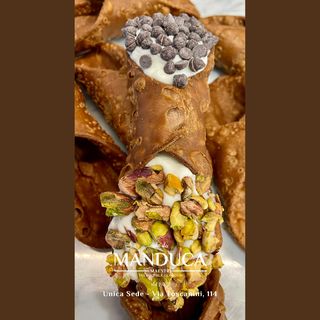 Cannolo siciliano con granella pistacchio e cioccolato